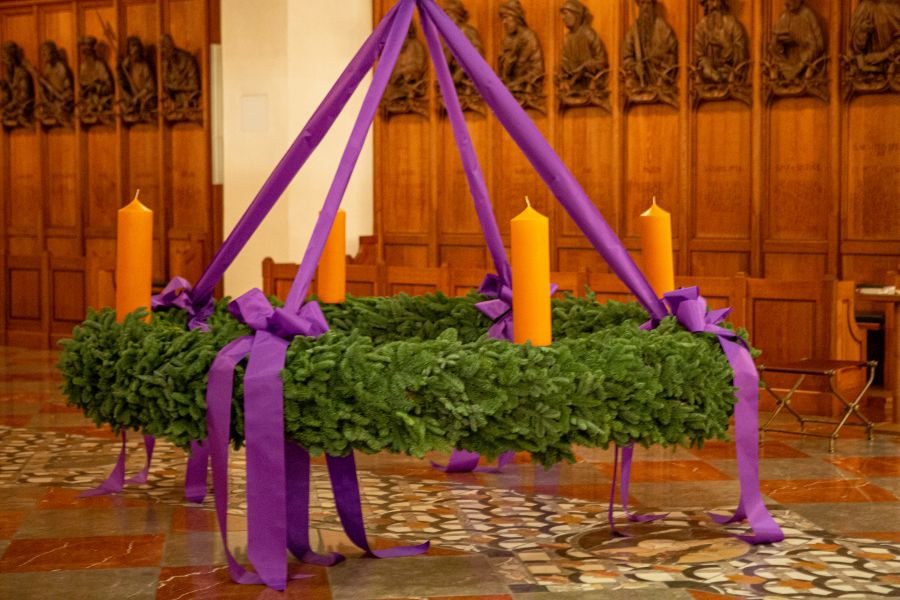 Adventskranz in der Münchner Frauenkirche