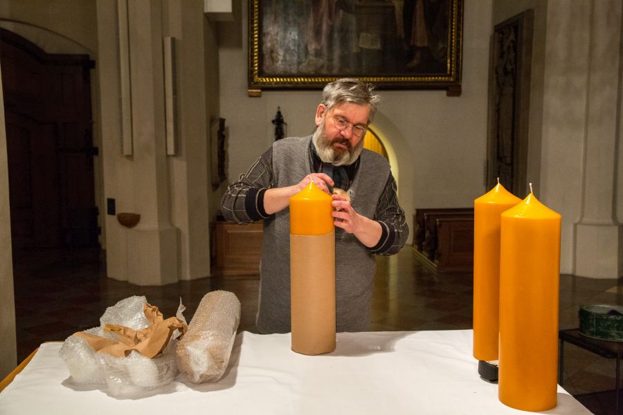 Dommesner Michael Hüttinger packt die Kerzen für den Adventskranz in der Münchner Frauenkirche aus