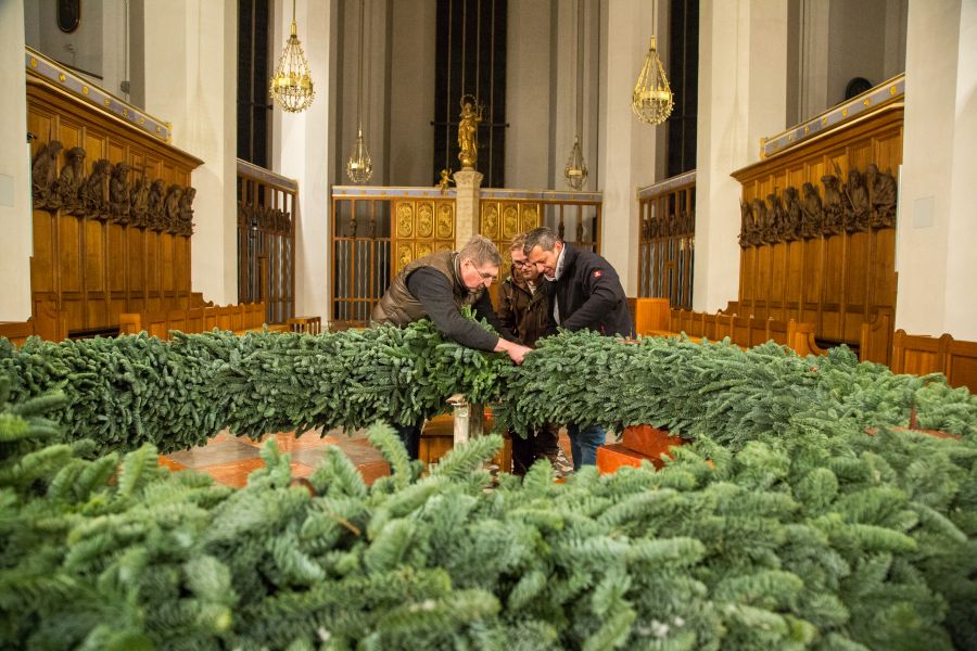 Der Adventskranz in der Münchner Frauenkirche wird zusammengesetzt