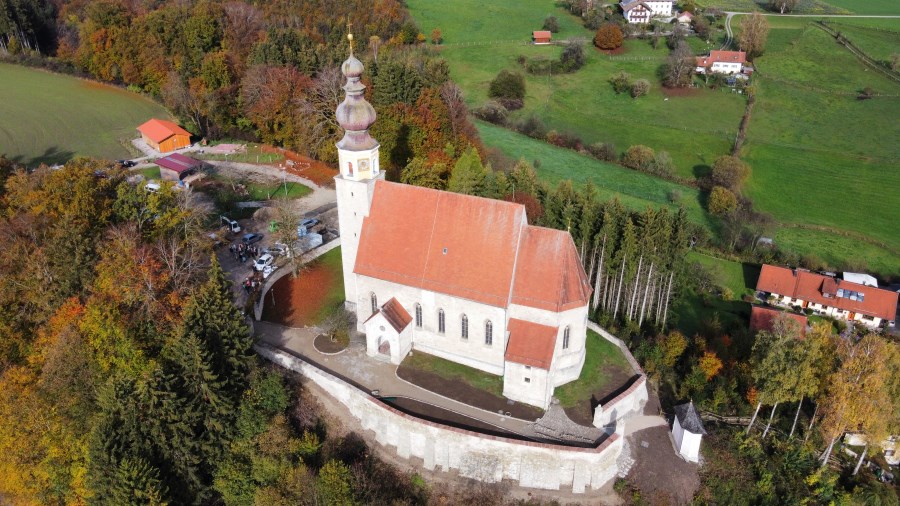 Luftbild der Burger Kirche