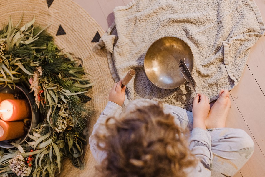 Klangschale und Adventskranz für "Schatzzeit"-Andacht