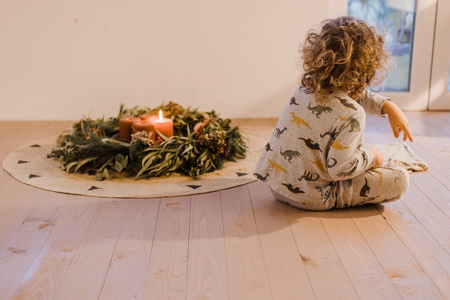 Kind mit Adventskranz