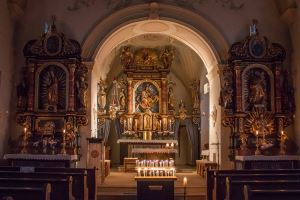 St. Johannes im Kerzenschein