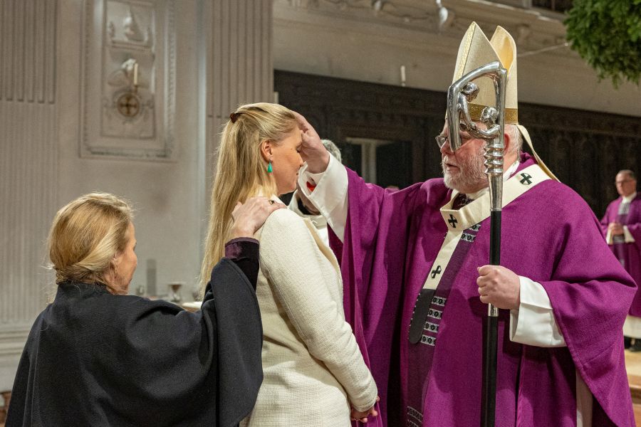 Kardinal Reinhard Marx spendet am 3. Dezember 2022 die Firmungssegen an Carolin Döpfer