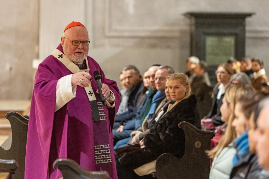 Kardinal Reinhard Marx wendet sich an die Firmanwärterinnen und -anwärter während der Messe am 3. Dezember 2022