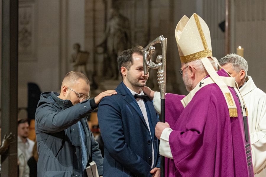 Kardinal Reinhard Marx segnet einen Firmling bei der Erwachsenenfirmung am 3. Dezember 2022 in der Münchner Frauenkirche