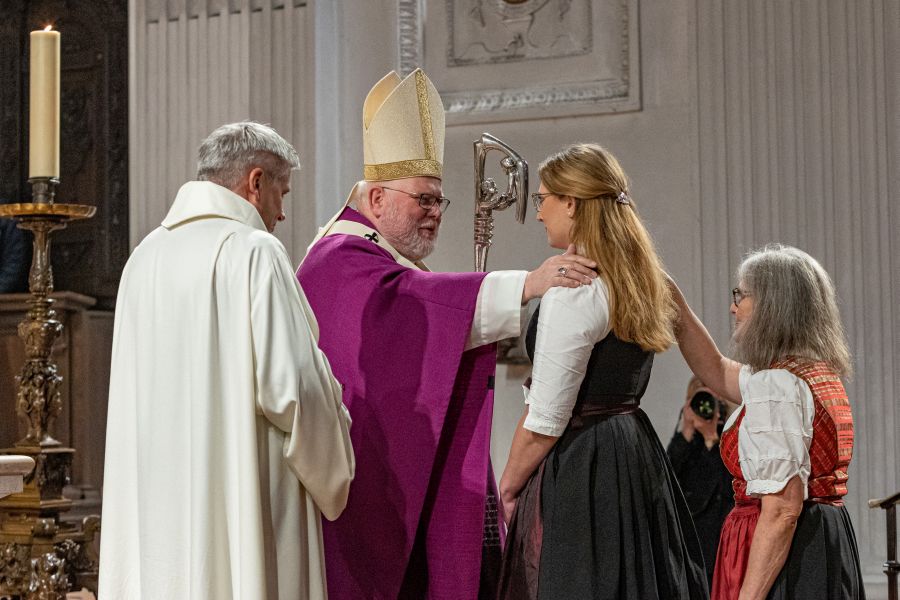 Kardinal Reinhard Marx segnet einen Firmling bei der Erwachsenenfirmung am 3. Dezember 2022 in der Münchner Frauenkirche