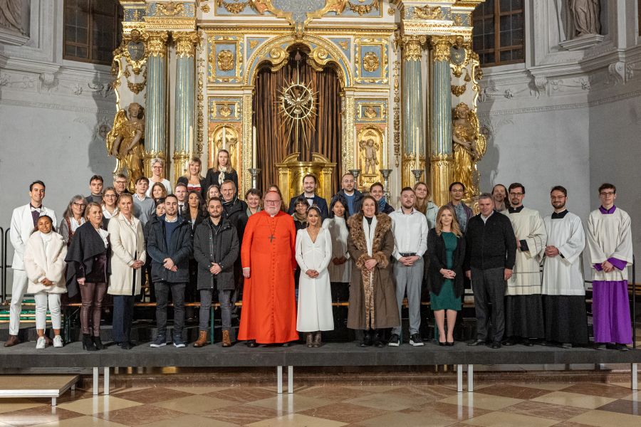 Reinhard Marx mit den Firmlingen am 3. Dezember 2022 zur Erwachsenenfirmung in der Münchner Frauenkirche