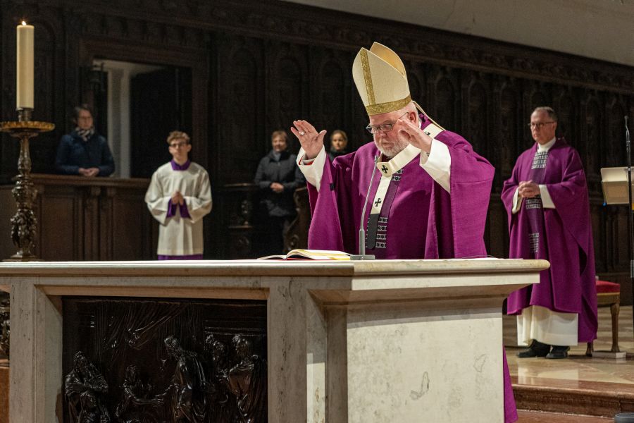 Kardinal Reinhard Marx bei der Erwachsenenfirmung am 3. Dezember 2022 in der Münchner Frauenkirche