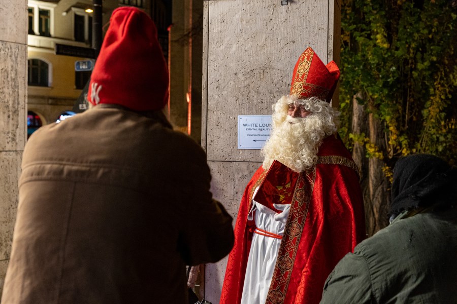 Hl. Nikolaus besucht wohnungslose Menschen