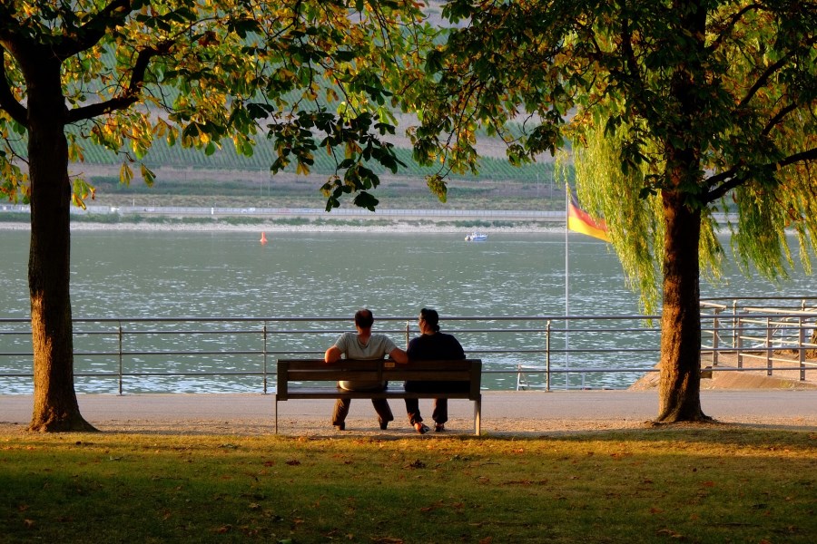 zwei Männer auf einer Bank Sonnenuntergang