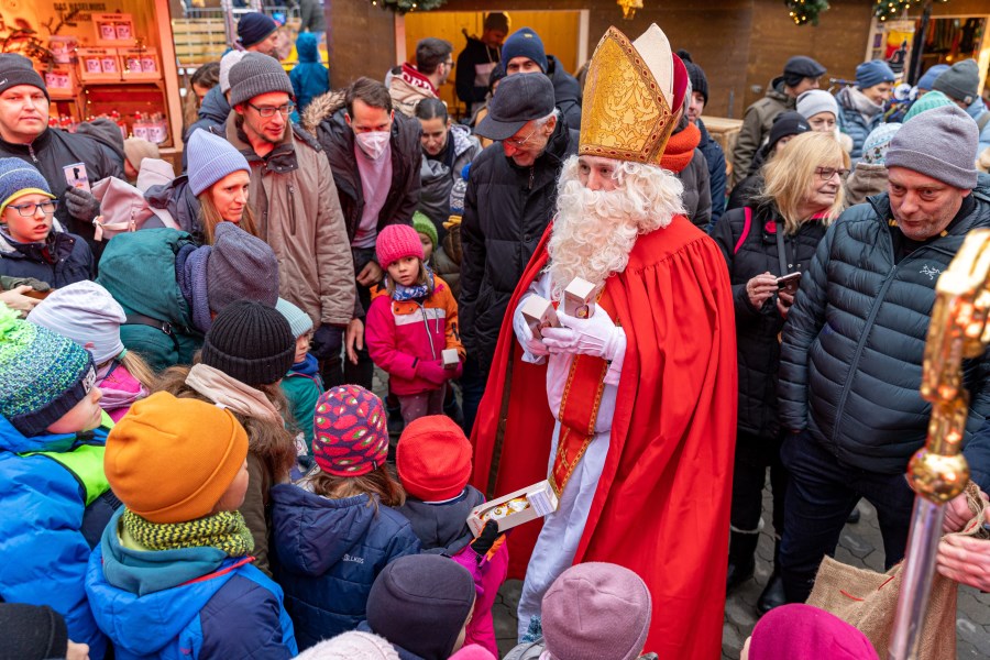 Nikolaus umringt von Kindern