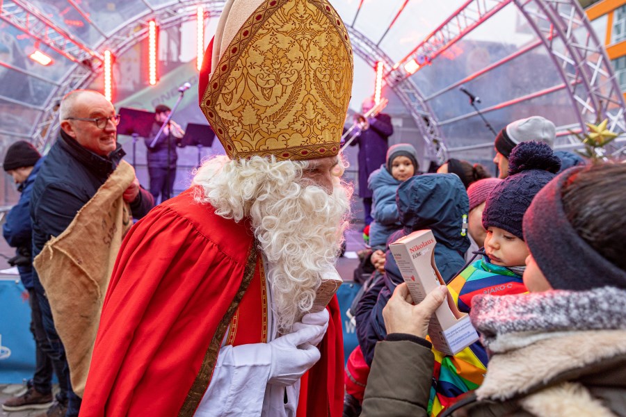 Nikolaus übergibt Geschenke