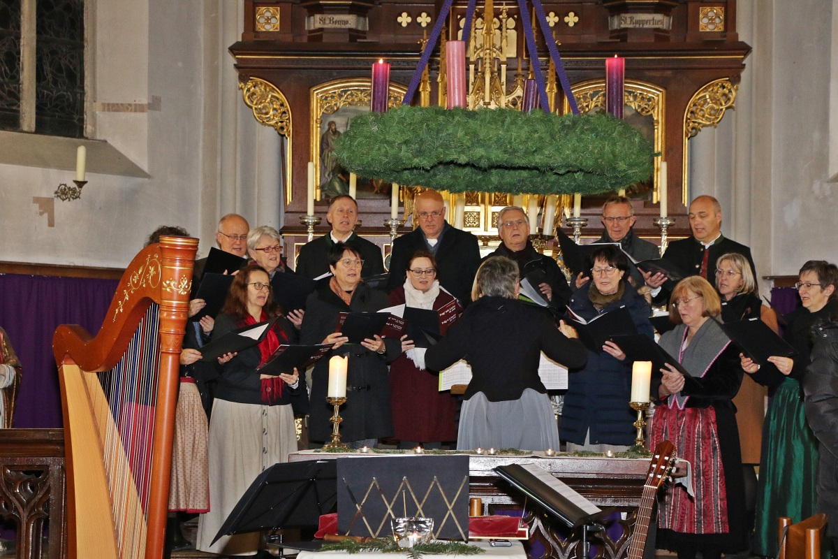 Der Kirchenchor unter der Leitung von Christl Cimander eröffnete das 35. Gammelsdorfer Adventsingen
