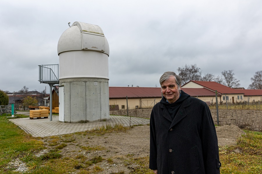 Bruder Josef Götz vor der Sternwarte des Klosters Sankt Ottilien