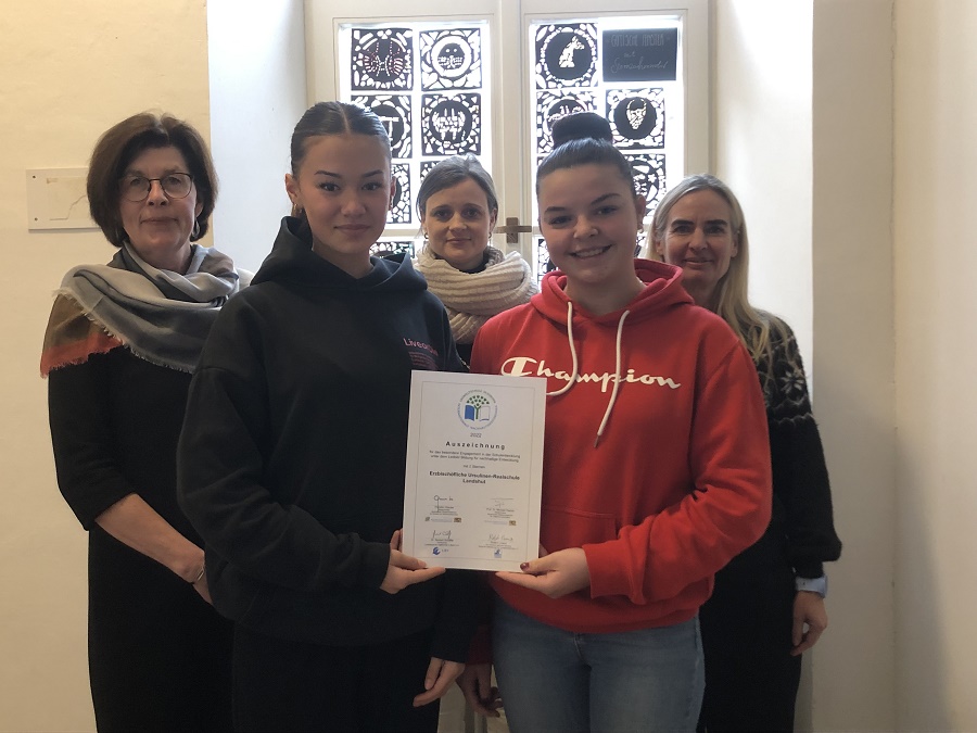 Schulleiterin Angela Schleibinger, Julia Dang (Schülerin), Stefanie Günzkofer (Lehrerin), Christina Kolbeck (Schülerin) und Alexandra Schrempf (Lehrerin) von der Ursulinen-Realschule Landshut