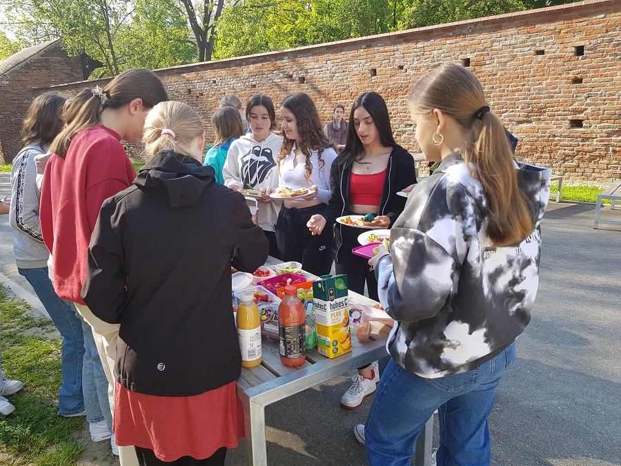 Schülerinnen der Ursulinen-Realschule in Landshut beim gesunden Frühstück im Freien