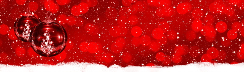 Rote Christbaumkugeln und Schnee