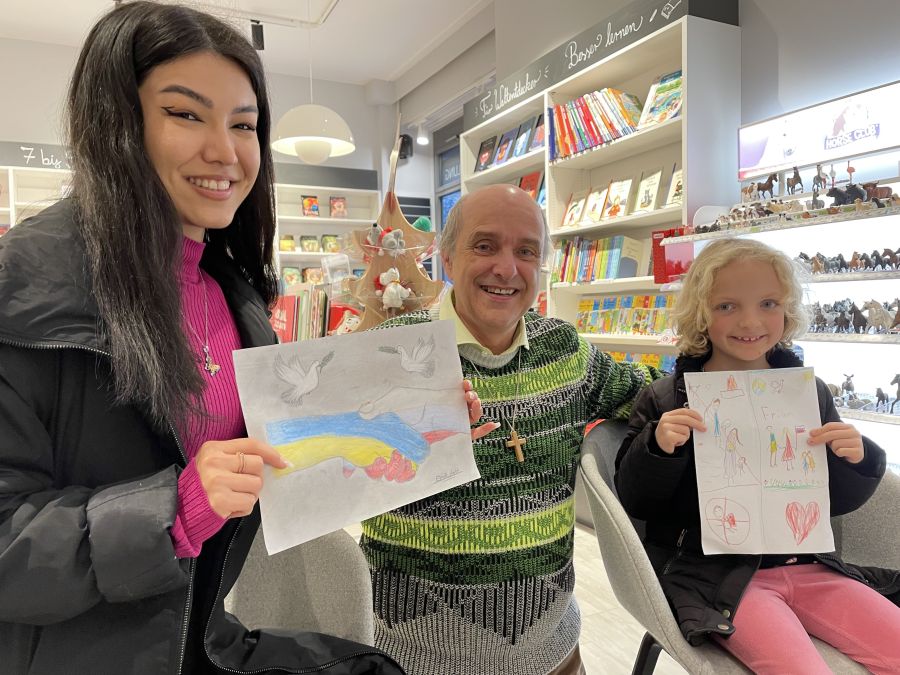 Zahira Amiri, René Vollmar und Mathilda Oberndörfer mit ihren Friedensbildern