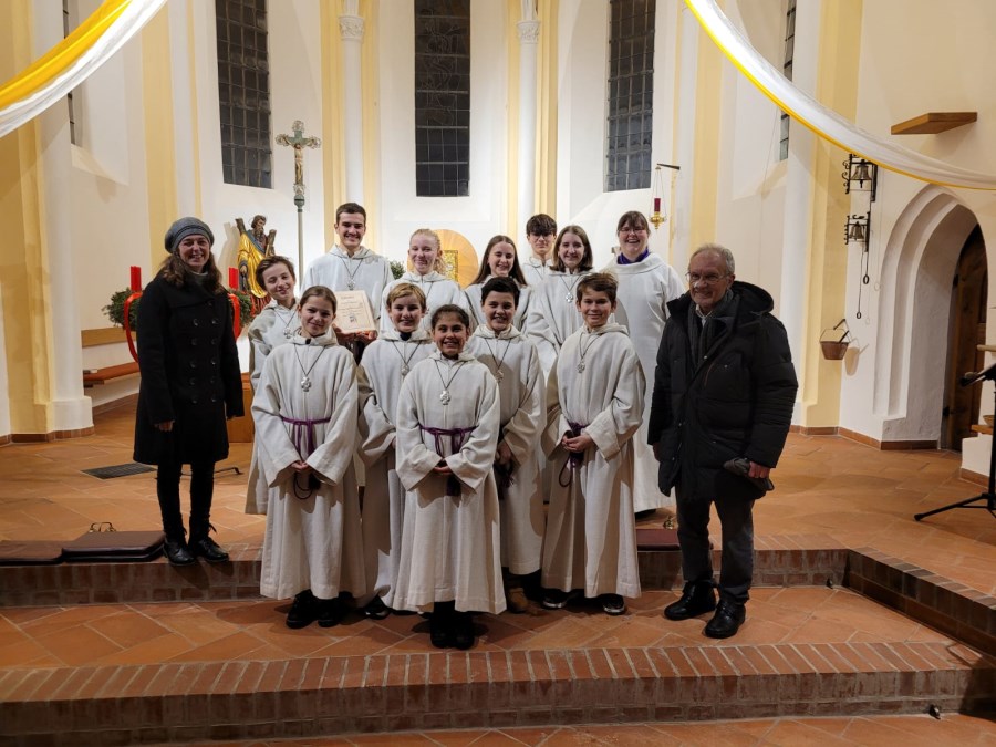 neue Ministranten und Ministranten-Jubilar im Gruppenfoto mit Seelsorgern und Ministrantenbeauftragter