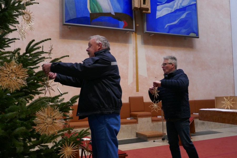 Aufbau Christbäume und Krippe am 17.12.2022 in St. Pius X.