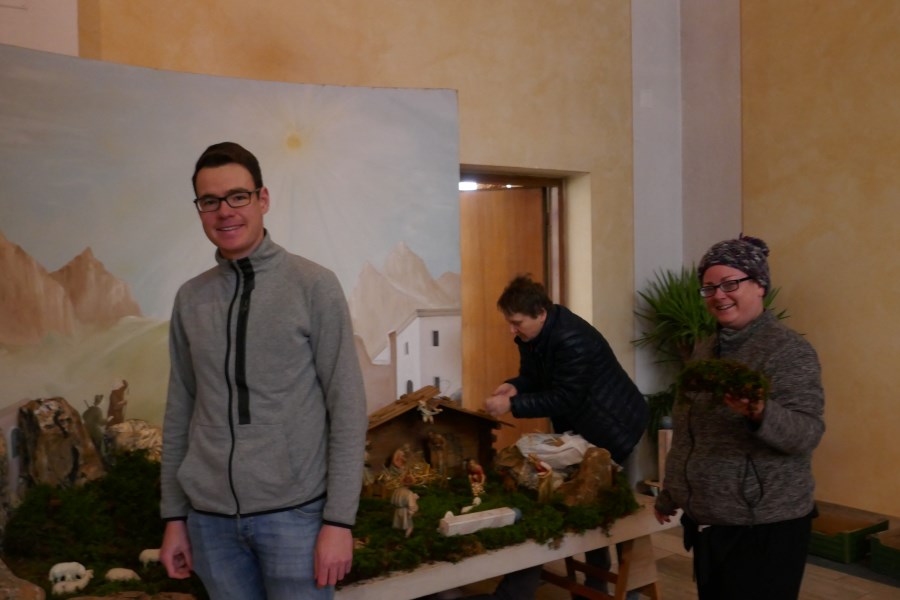 Aufbau Christbäume und Krippe am 17.12.2022 in St. Pius X.