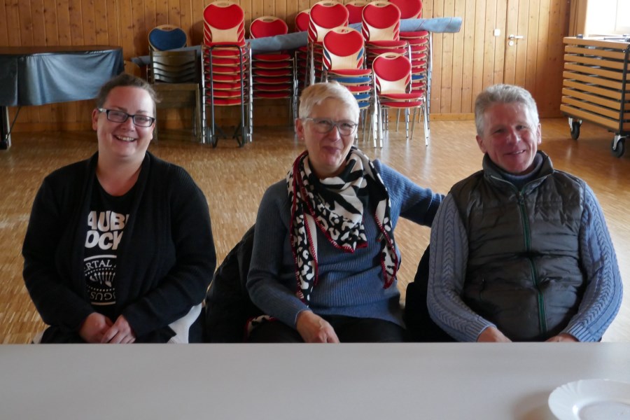 Aufbau Christbäume und Krippe am 17.12.2022 in St. Pius X.