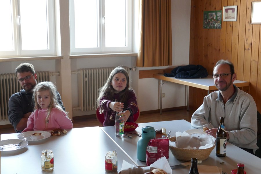 Aufbau Christbäume und Krippe am 17.12.2022 in St. Pius X.