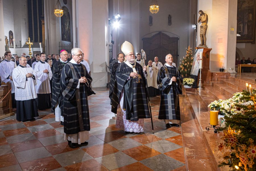 Abschluss des Requiems für Papst em. Benedikt im Münchner Liebfrauendom mit Kardinal Reinhard Marx