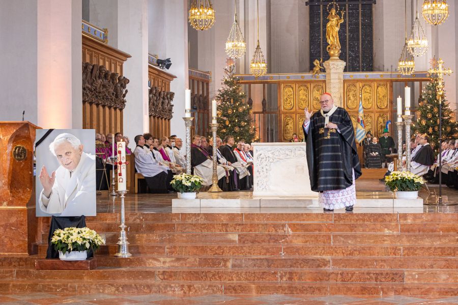 Kardinal Reinhard Marx predigt beim Requiem für Papst em. Benedikt XVI im Münchner Liebfrauendom