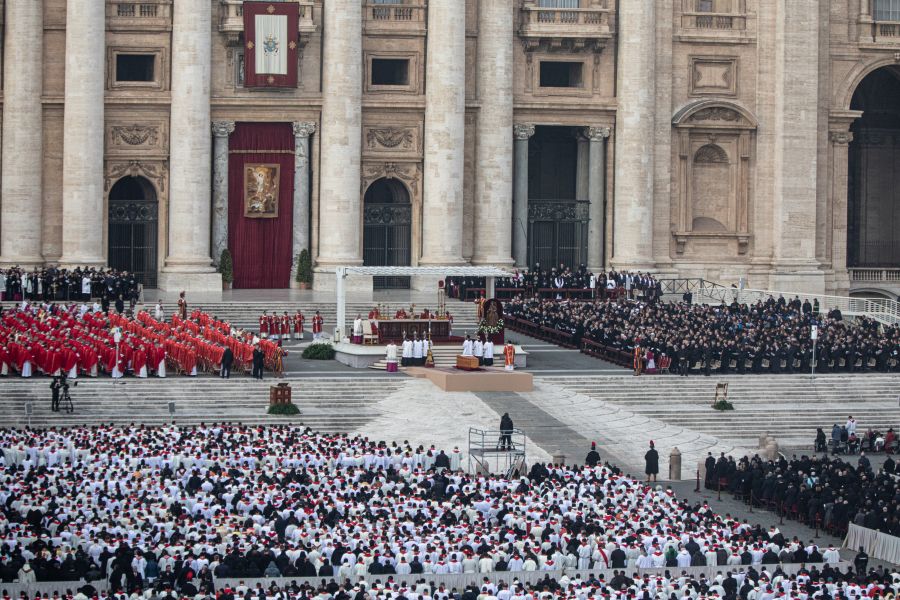 Blick auf die Bühne auf dem Petersplatz während des Trauergottesdienstes für Papst em. Benedikt XVI.