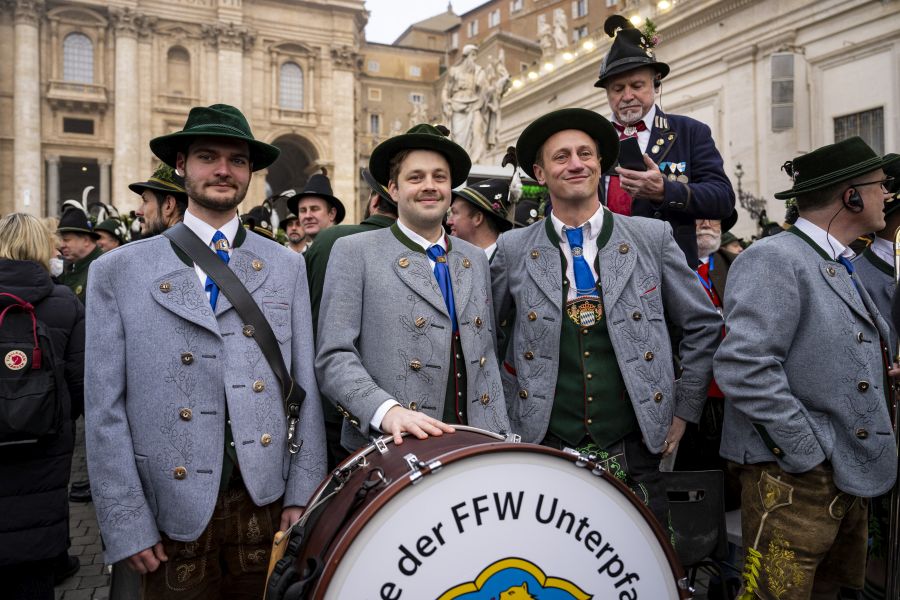 Bayerische Pilger auf dem Petersplatz vor dem Trauergottesdienst für Papst em. Benedikt VXI.