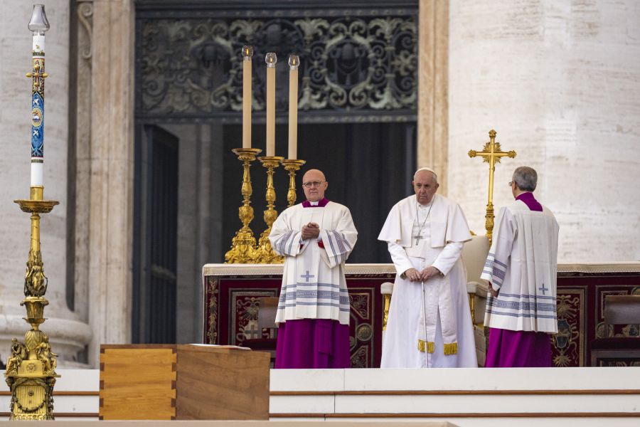 Papst Franziskus beim Trauergottesdienst für Papst em. Benedikt XVI. auf dem Petersplatz