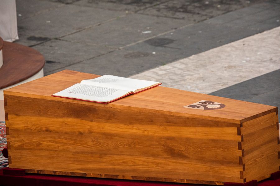 Der Sarg von Papst em. Benedikt XVI. auf dem Petersplatz während des Trauergottesdienstes