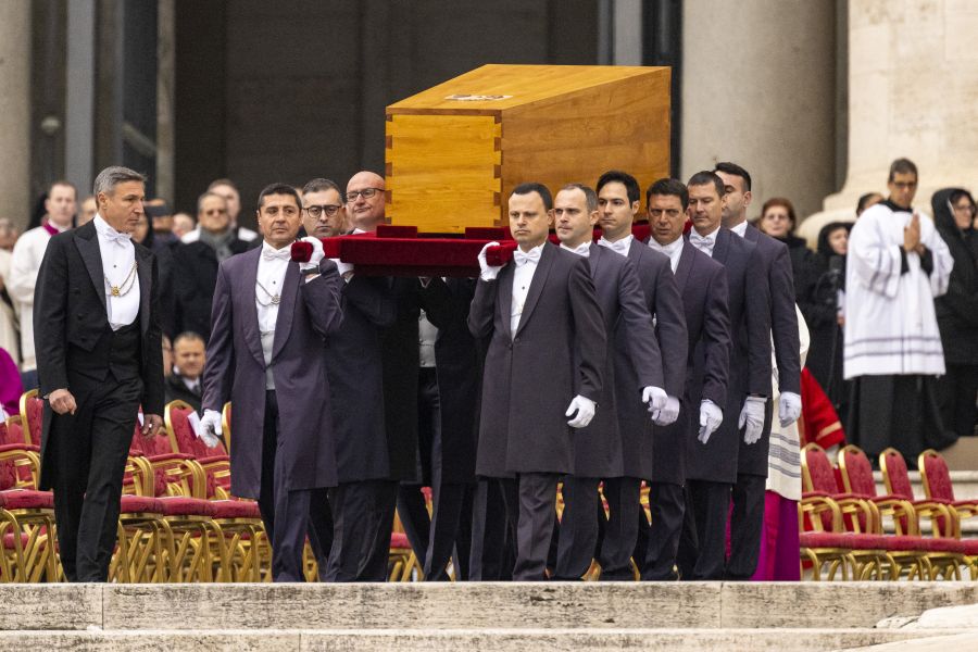 Sargträger mit dem Sarg von Papst em. Benedikt XVI. beim Trauergottesdienst auf dem Petersplatz