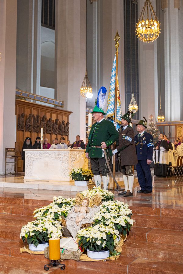 Gebirgsschützen am Alter der Münchner Liebfrauenkirche während des Requiems für Papst emeritus Benedikt XVI.