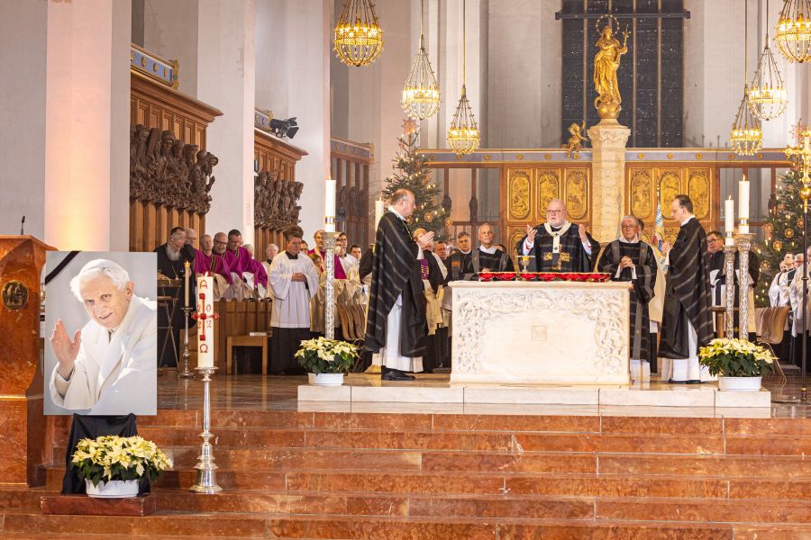 Hochamt mit Kardinal Reinhard Marx, Weihbischof Rupert Graf zu Stolberg und Generalvikar Christoph Klingan in der Münchner Liebfrauenkirche während des Requiems für Papst emeritus Benedikt XVI.