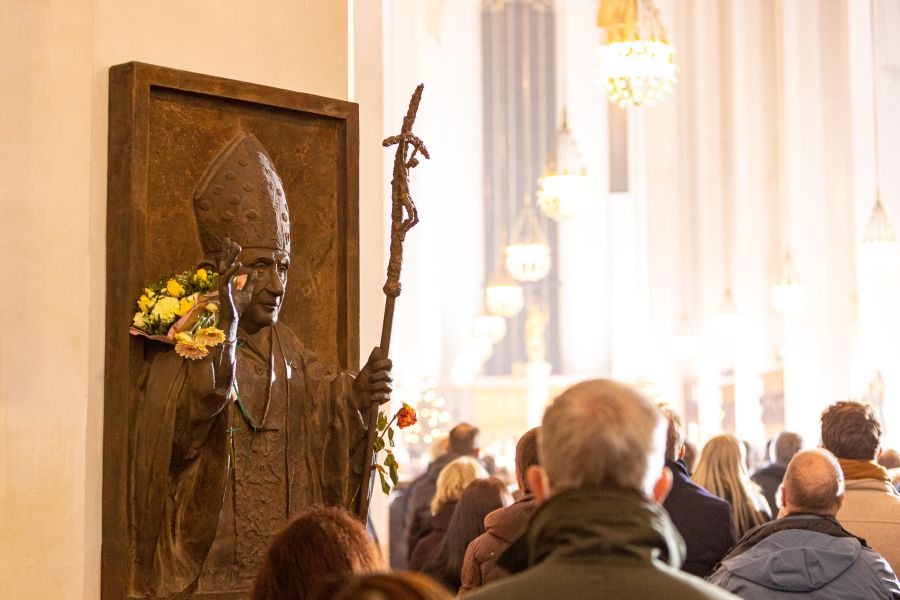 Relief von Papst em. Benedikt XVI. im Münchner Liebfrauendom
