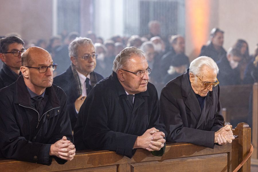 Trauergemeinde im Münchner Liebfrauendom während des Requiems für Papst em. Benedikt XVI.