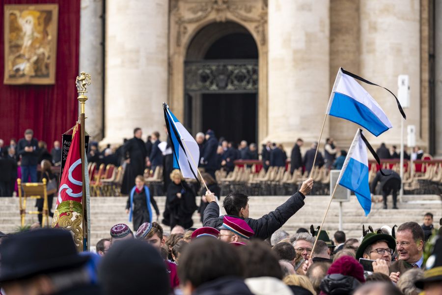 Bayerische Fahnen in der Zuschauermenge auf dem Petersplatz während des Trauergottesdienstes für Papst em. Benedikt XVI.