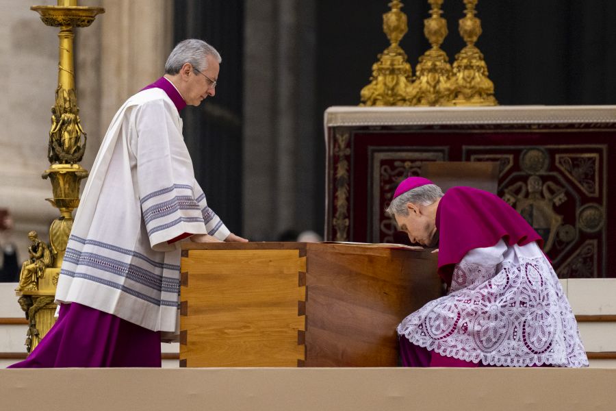 Georg Gänswein küsst den Sarg des verstorbenen Benedikt XVI. während des Trauergottesdienstes auf dem Petersplatz
