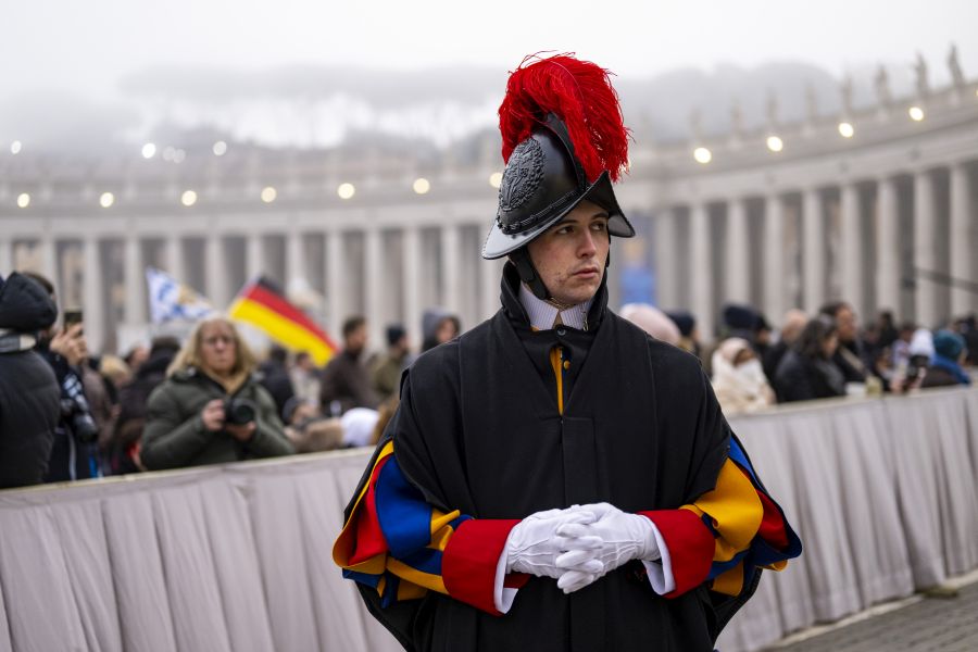 Gardist der Schweizer Garde während des Trauergottesdienstes für Papst em. Benedikt XVI. auf dem Petersplatz
