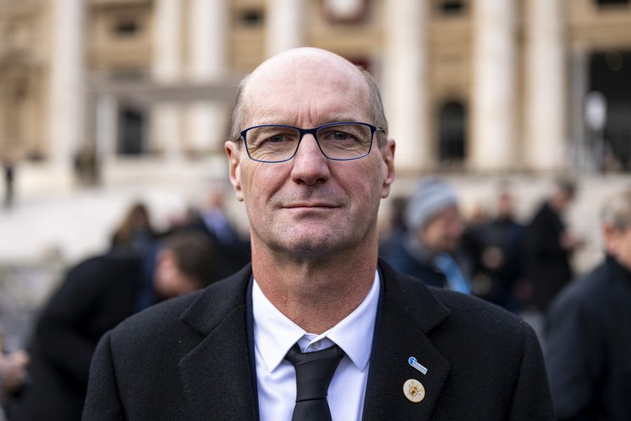 Armin Schalk vom Diözesanrat auf dem Petersplatz während des Trauergottesdienstes für Papst em. Benedikt XVI.