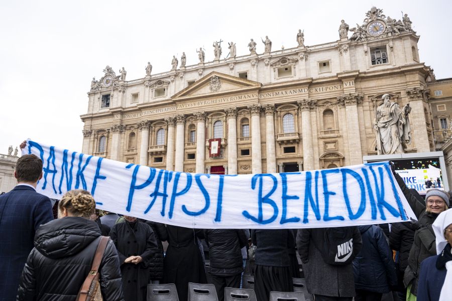 Transparent "Danke Papst Benedikt" während des Trauergottesdienstes für Papst em. Benedikt XVI. auf dem Petersplatz