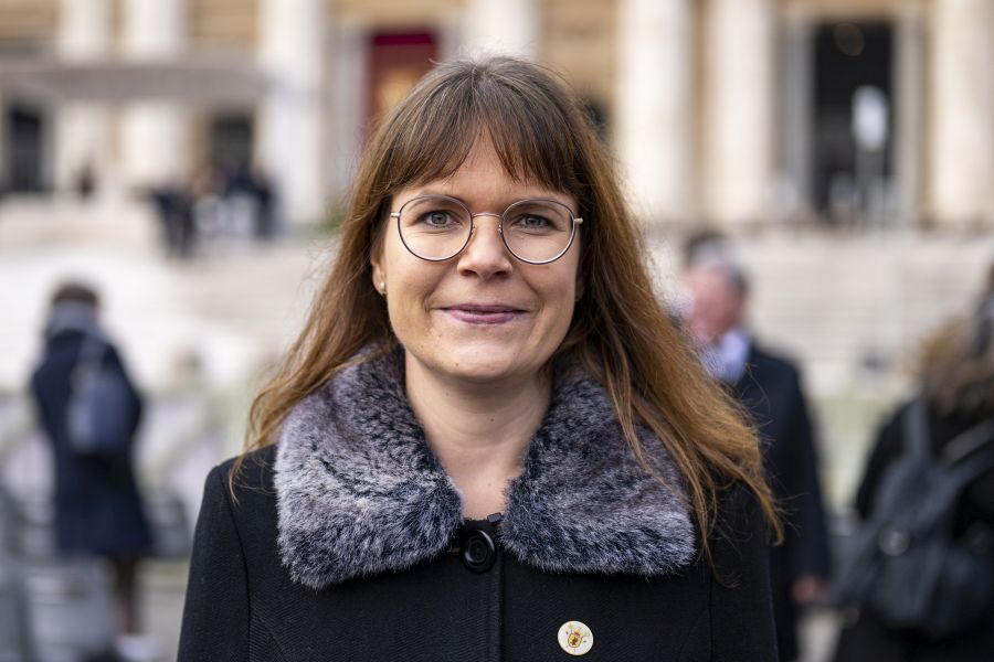 Katharina Vogt vom Diözesanrat während des Trauergottesdienstes für Papst em. Benedikt XVI. auf dem Petersplatz