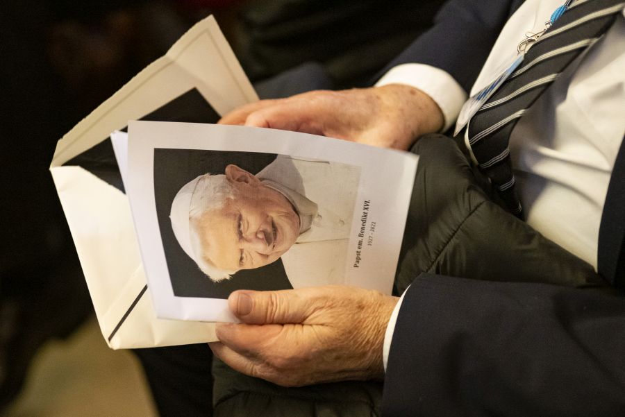 Gebetsbild des verstorbenen Papst em. Benedikt XVI. während der Vesper in Santa Maria dell' Amina