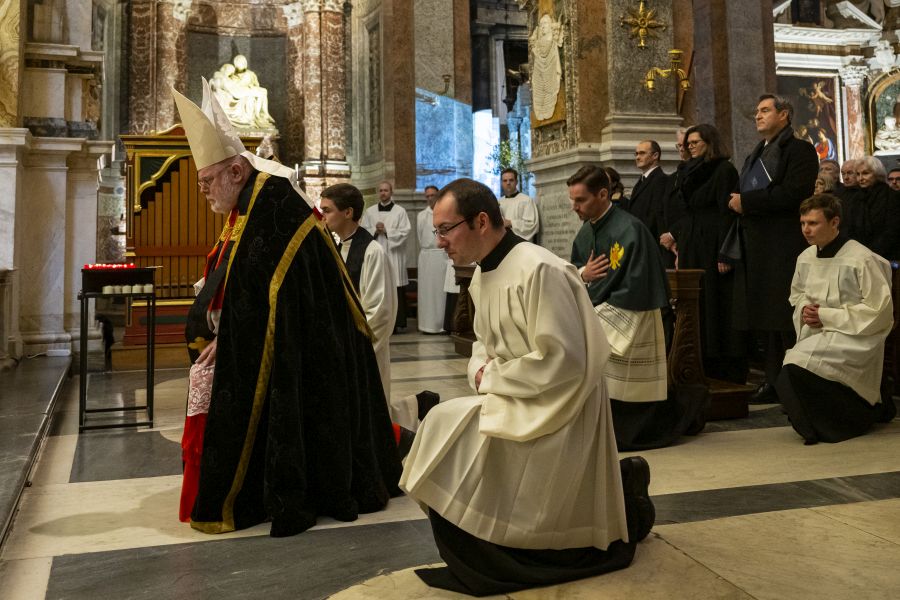 Kardinal Reinhard Marx während der Vesper für Papst em. Benedikt XVI. in Santa Maria dell' Amina