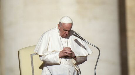 Papst Franziskus im Gebet