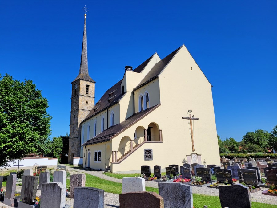 St_Georg_Pfarrkirche_quer_von_Sturm_aus_2022