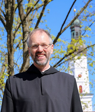 Pater Benedikt, Solidarpfarrer